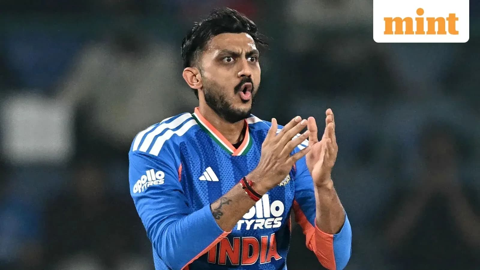 Jugador aplaudiendo durante un partido de cricket