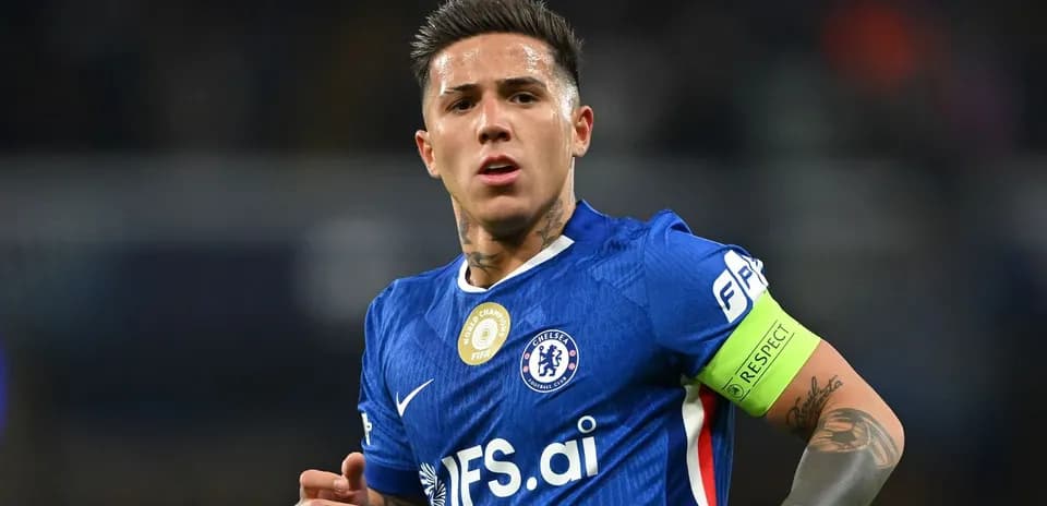 Jugador de Chelsea con camiseta azul y brazalete de capitán