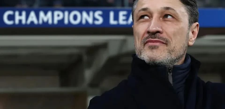 Entrenador observando el partido en la Champions League