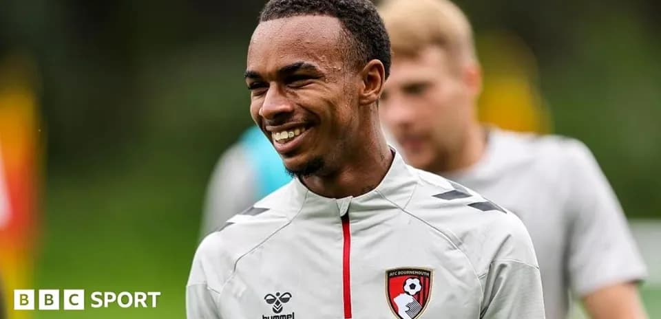 Jugador de AFC Bournemouth sonriendo durante el entrenamiento