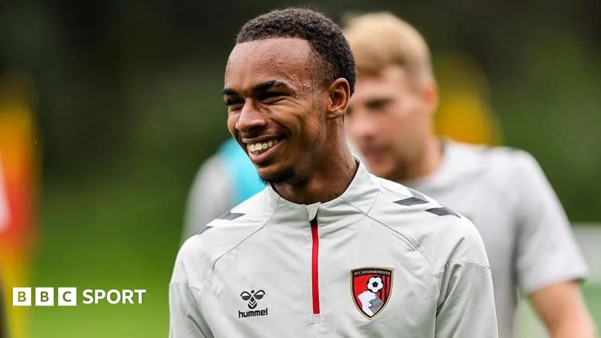 Jugador de AFC Bournemouth sonriendo durante el entrenamiento