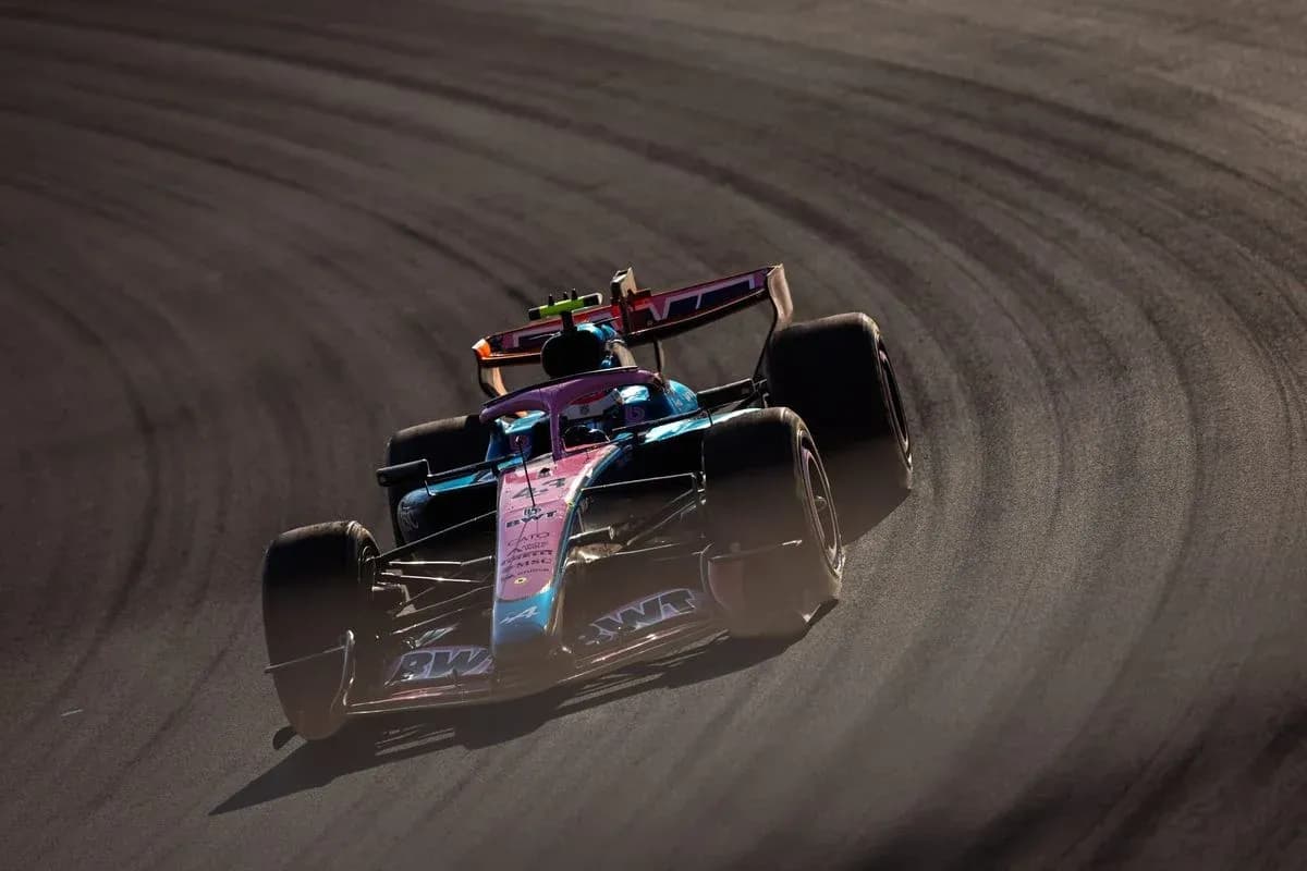 Coche de Fórmula 1 tomando una curva en pista