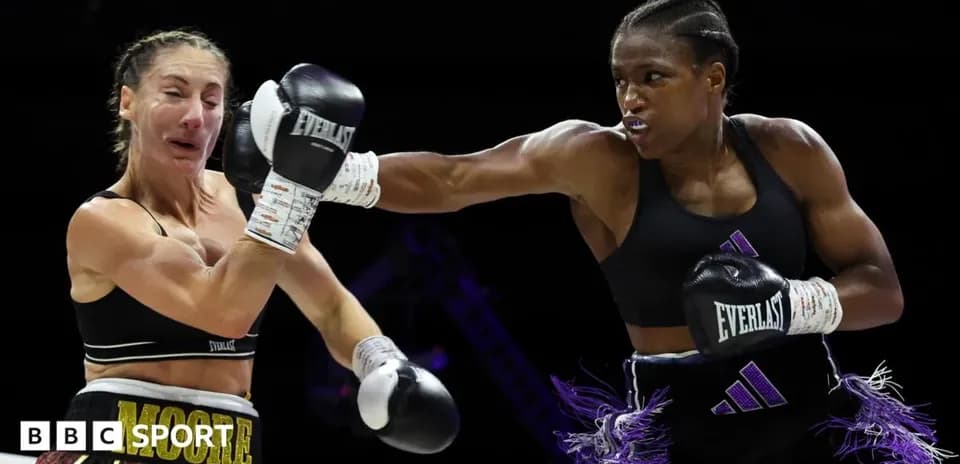 Boxeadoras intercambiando golpes en el ring