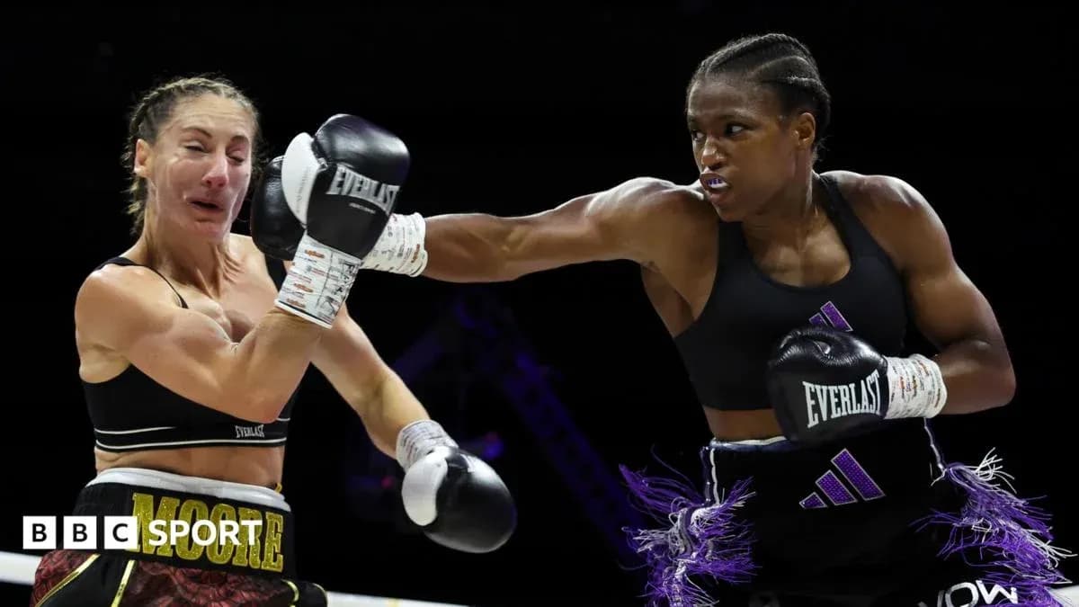 Boxeadoras intercambiando golpes en el ring