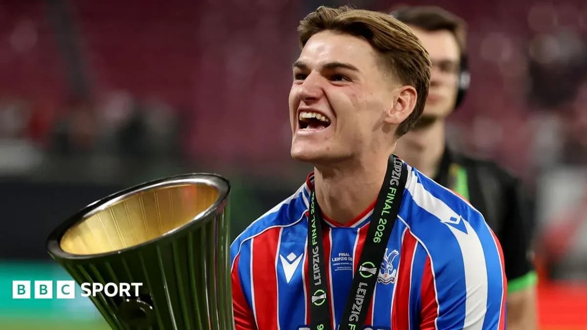 Jugador celebrando con trofeo tras la final