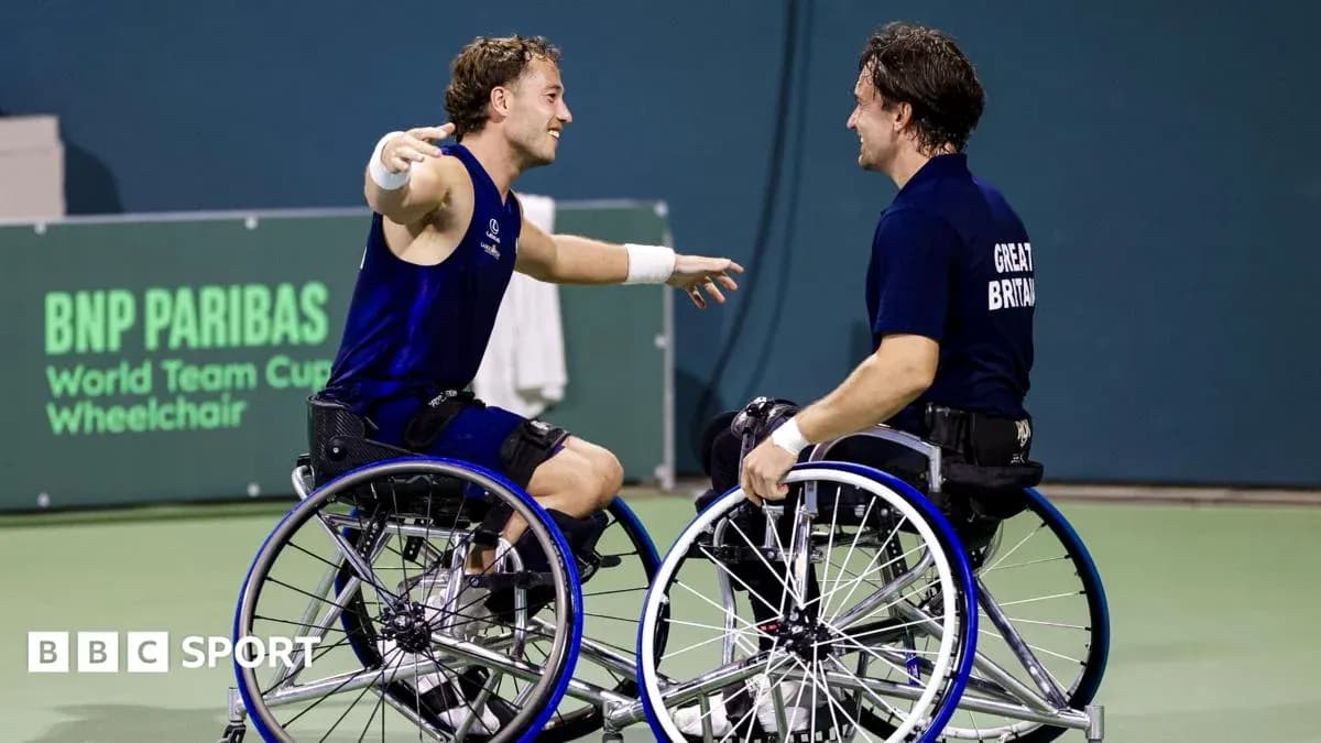 Jugadores de tenis en sillas de ruedas celebrando juntos