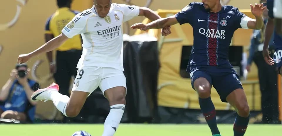 Jugador de Real Madrid driblando ante defensor de PSG
