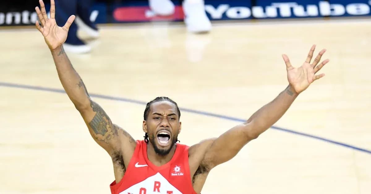 Jugador de baloncesto celebrando durante un partido