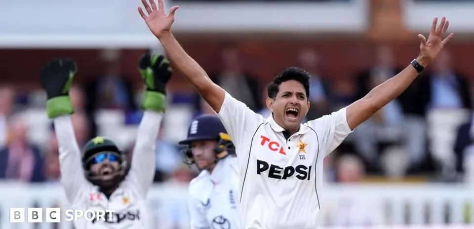 Jugador de cricket pidiendo una decisión de umpire