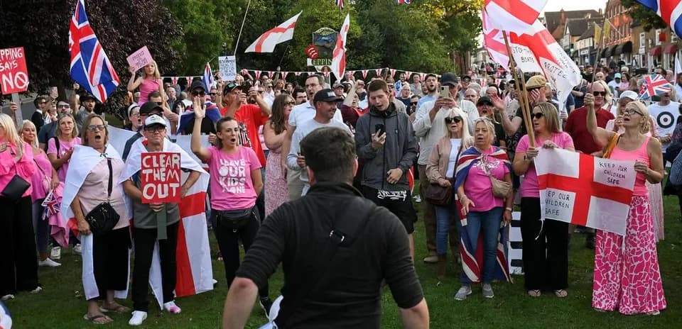 Multitud de personas en una manifestación sosteniendo pancartas