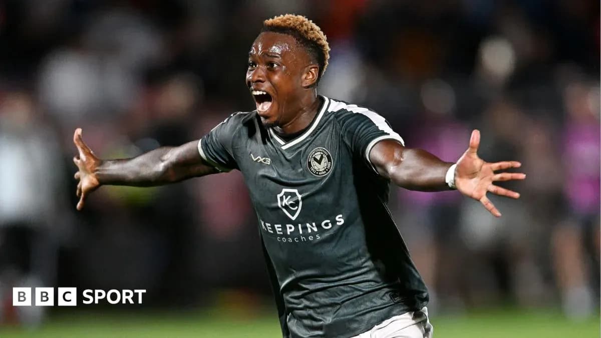 Jugador celebrando un gol en el campo