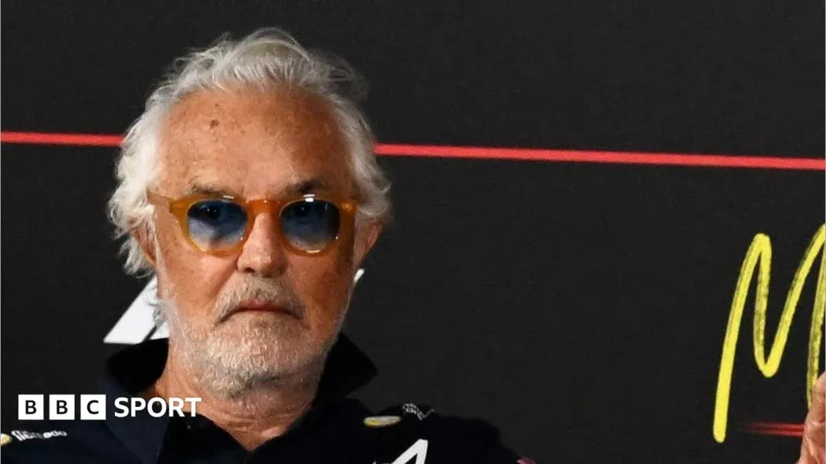 Hombre con gafas de sol en conferencia de prensa