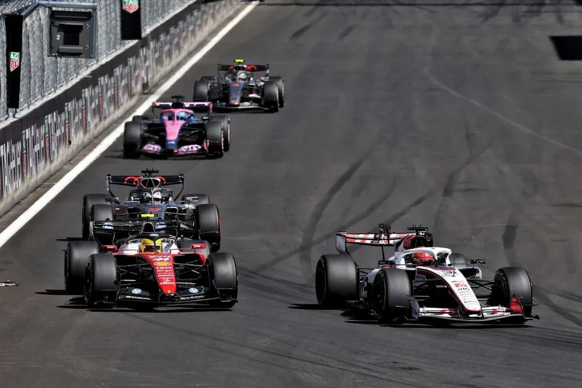 Varios coches de Fórmula 1 compitiendo en pista