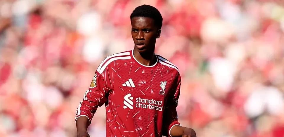 Jugador de Liverpool en campo durante un partido