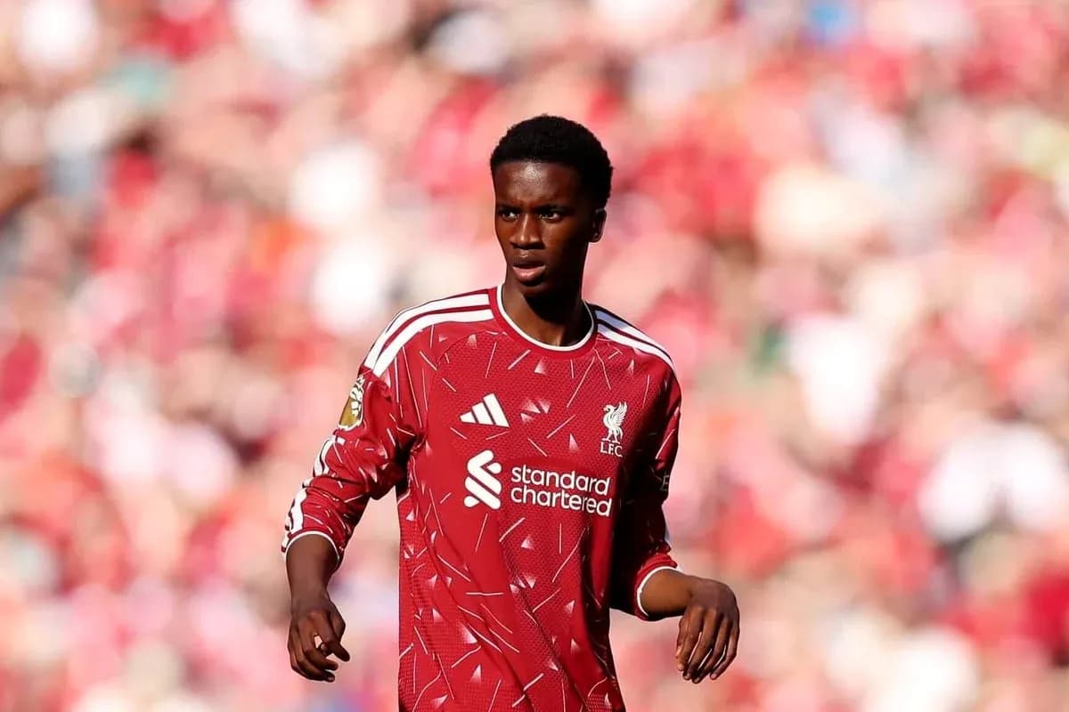 Jugador de Liverpool en campo durante un partido