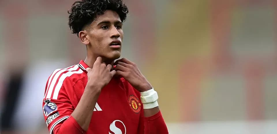 Jugador de Manchester United ajustándose el cuello del jersey