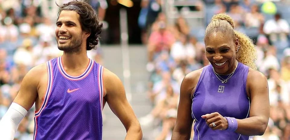 Jugadores sonrientes en la cancha durante un evento