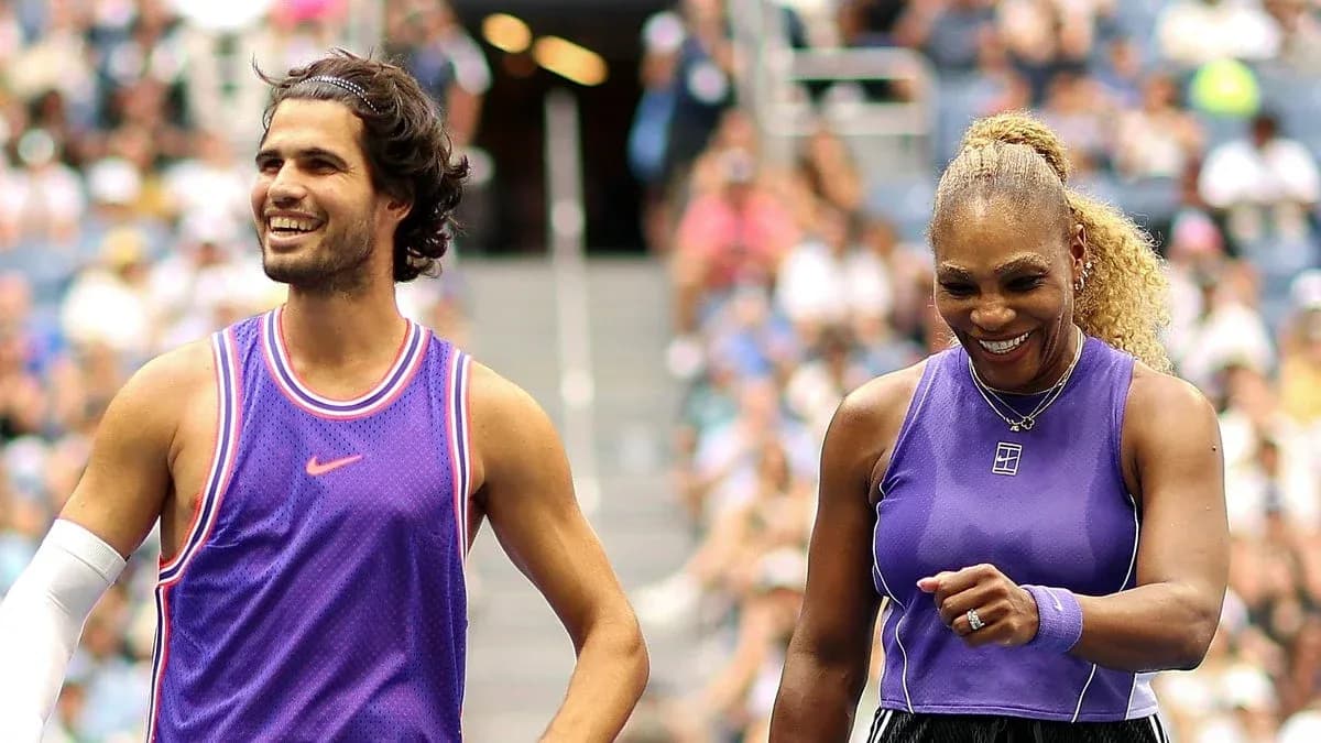 Jugadores sonrientes en la cancha durante un evento