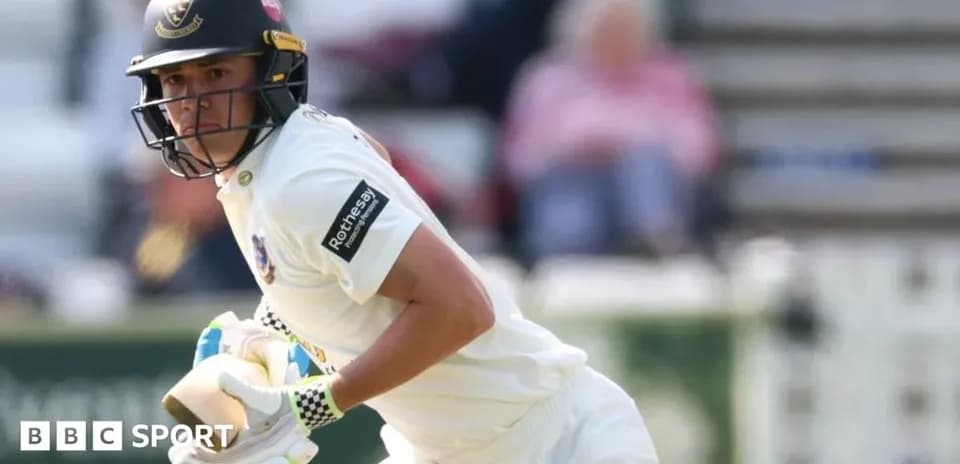 Jugador de cricket corriendo con bate en la mano