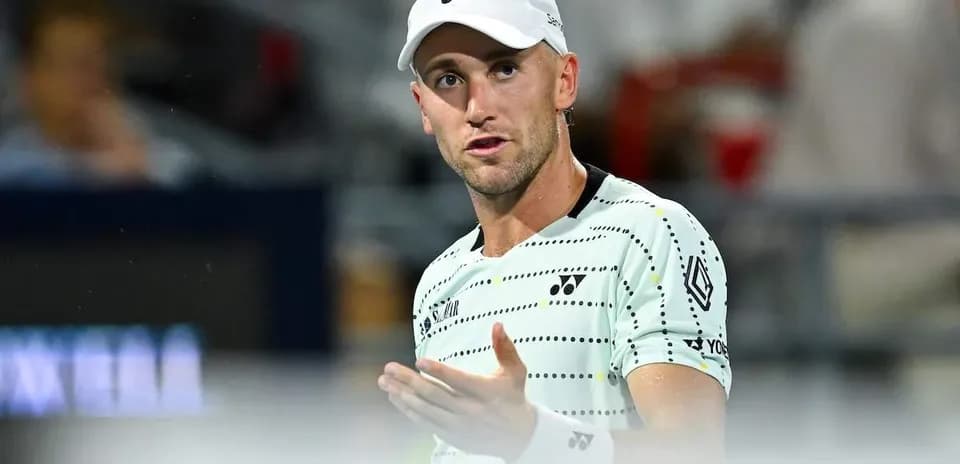 Jugador de tenis en acción durante un partido