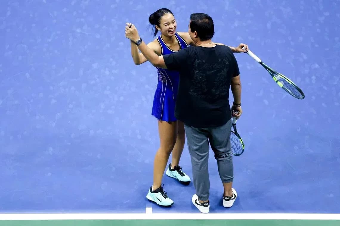 Jugadora de tenis celebrando con su entrenador en cancha