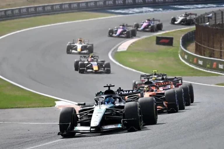 Varios coches de Fórmula 1 en una curva