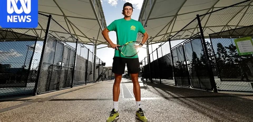 Jugador de tenis posando en la cancha
