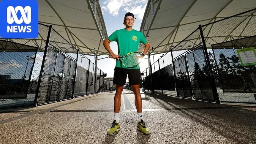 Jugador de tenis posando en la cancha