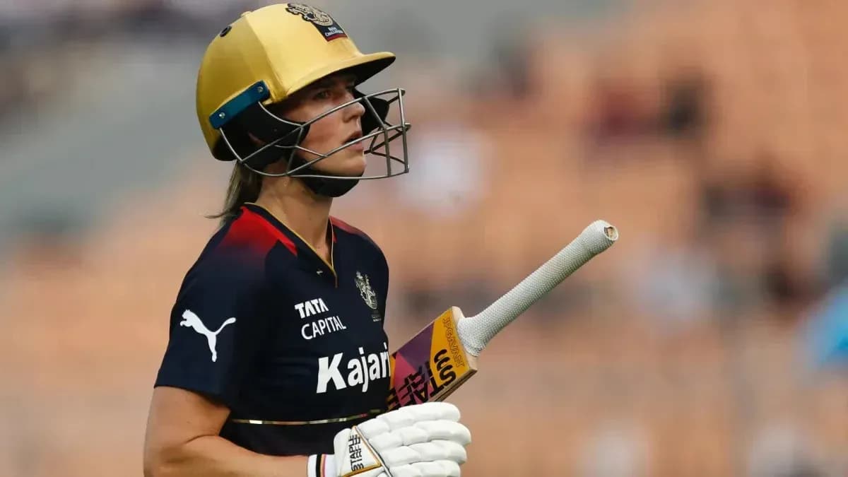 Jugadora de cricket con casco y bate en el campo