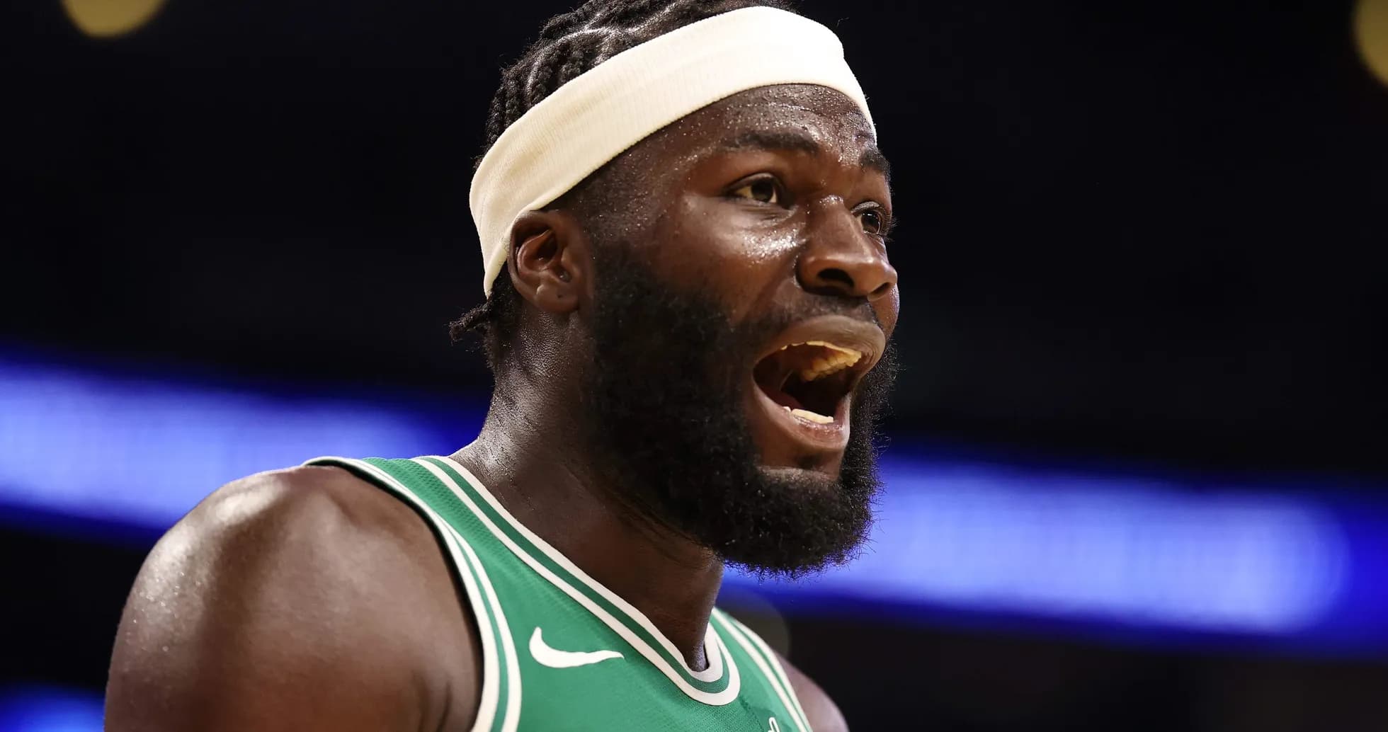 Jugador de baloncesto gritando durante un partido