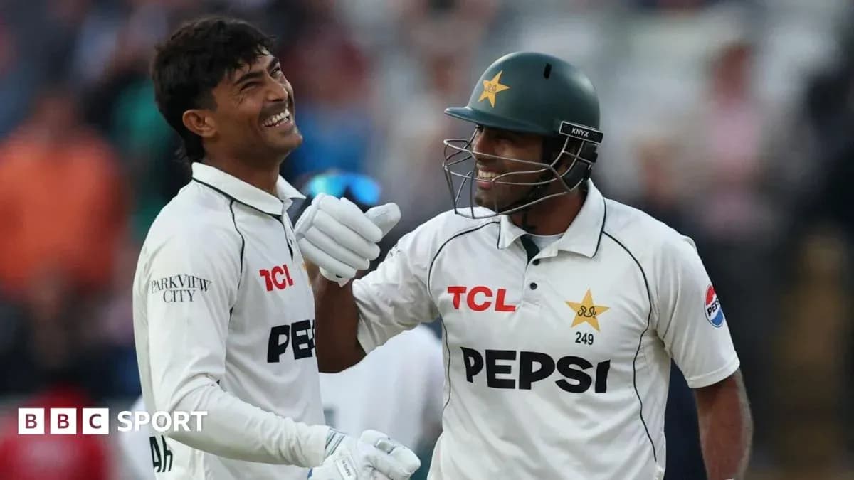 Jugadores de críquet de Pakistán celebrando juntos