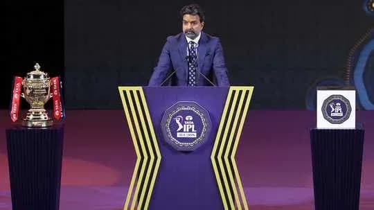 Presentador en conferencia IPL junto a trofeo