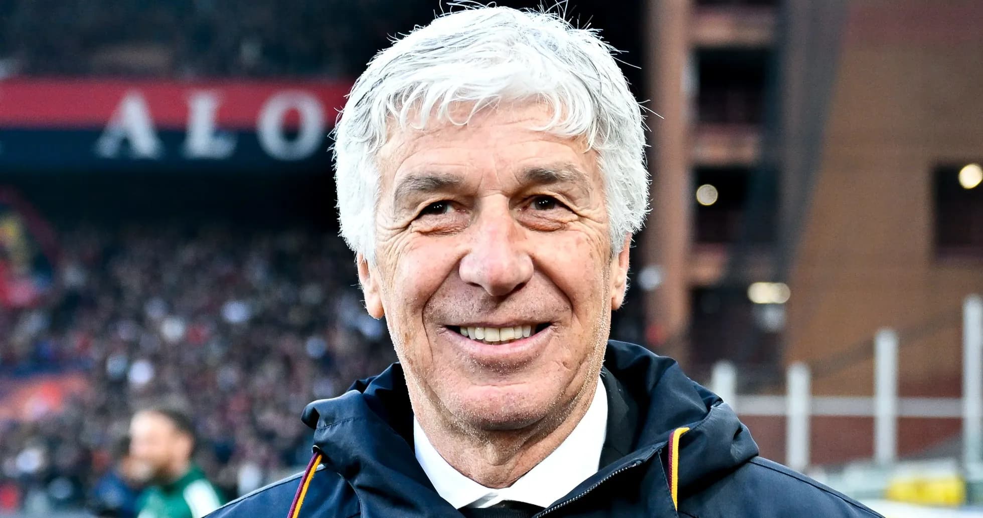 Entrenador sonriente en el estadio durante el partido