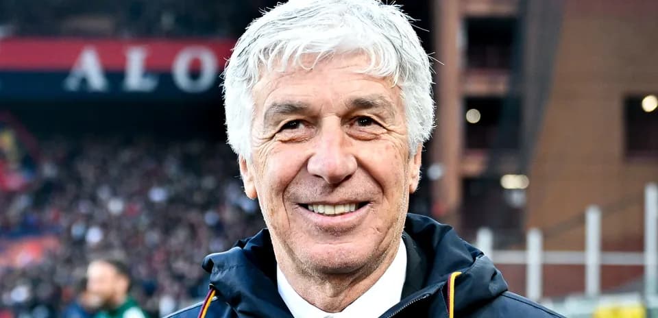 Entrenador sonriente en el estadio durante el partido