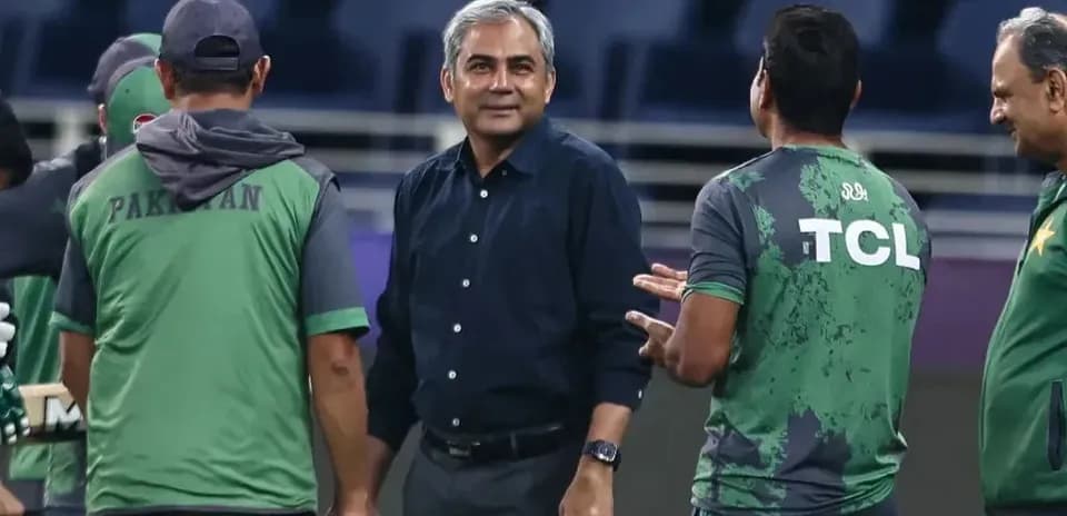 Entrenador hablando con jugadores del equipo de Pakistán