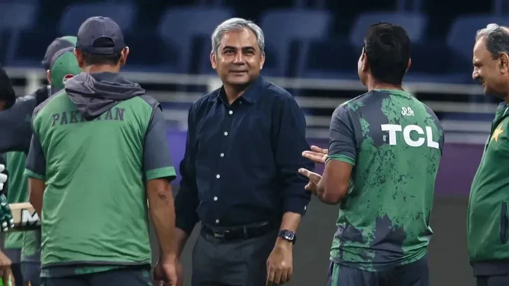 Entrenador hablando con jugadores del equipo de Pakistán