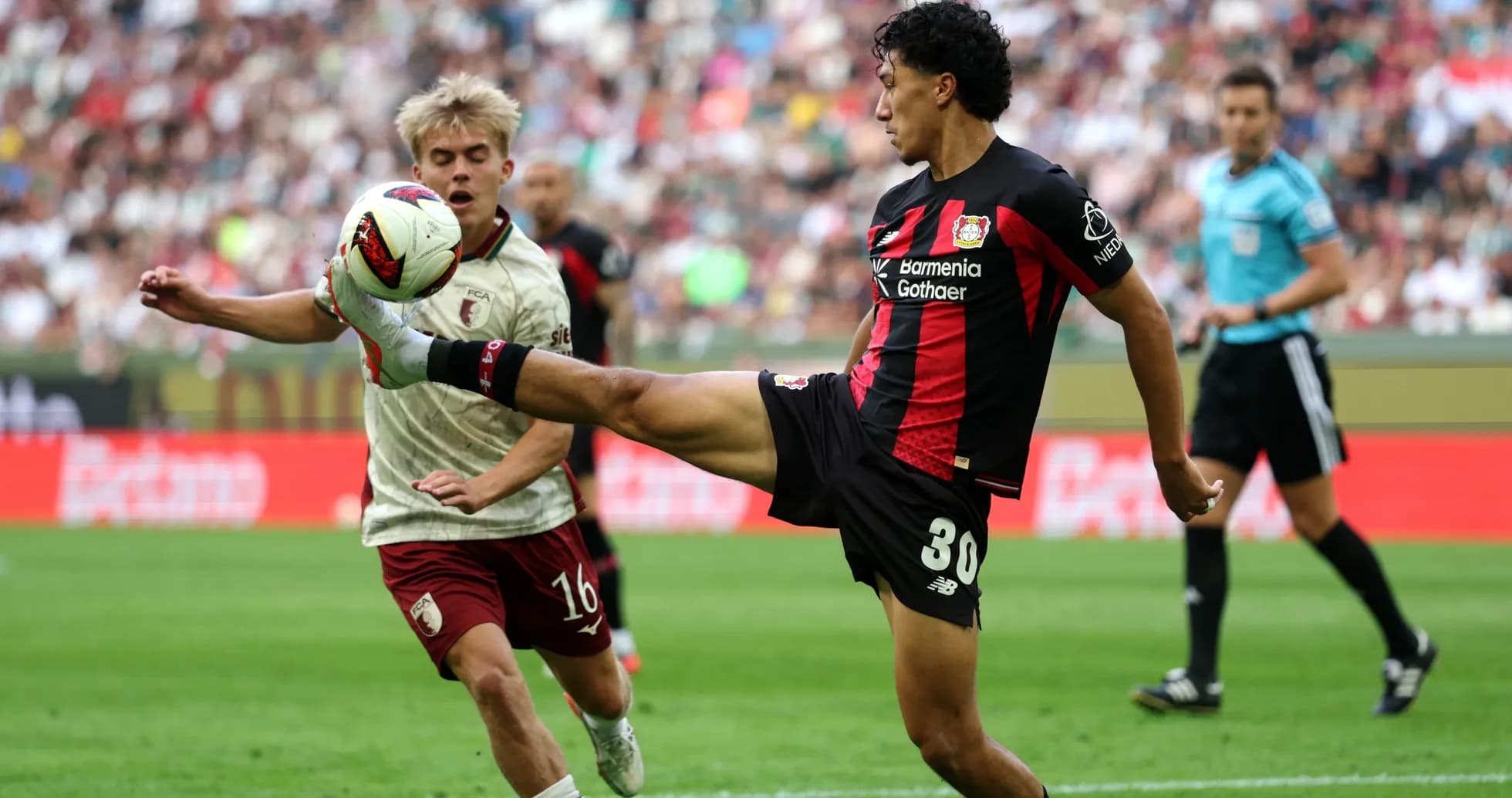 Jugador de Bayer Leverkusen despejando el balón