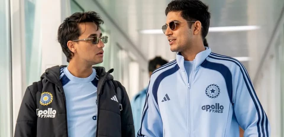 Dos jugadores caminando por el pasillo del aeropuerto