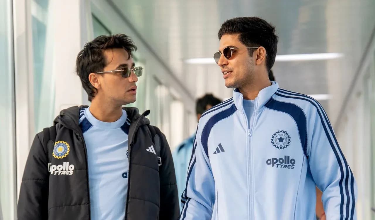 Dos jugadores caminando por el pasillo del aeropuerto