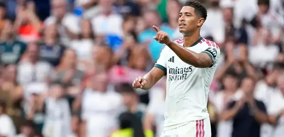 Jugador de Real Madrid señalando durante el partido