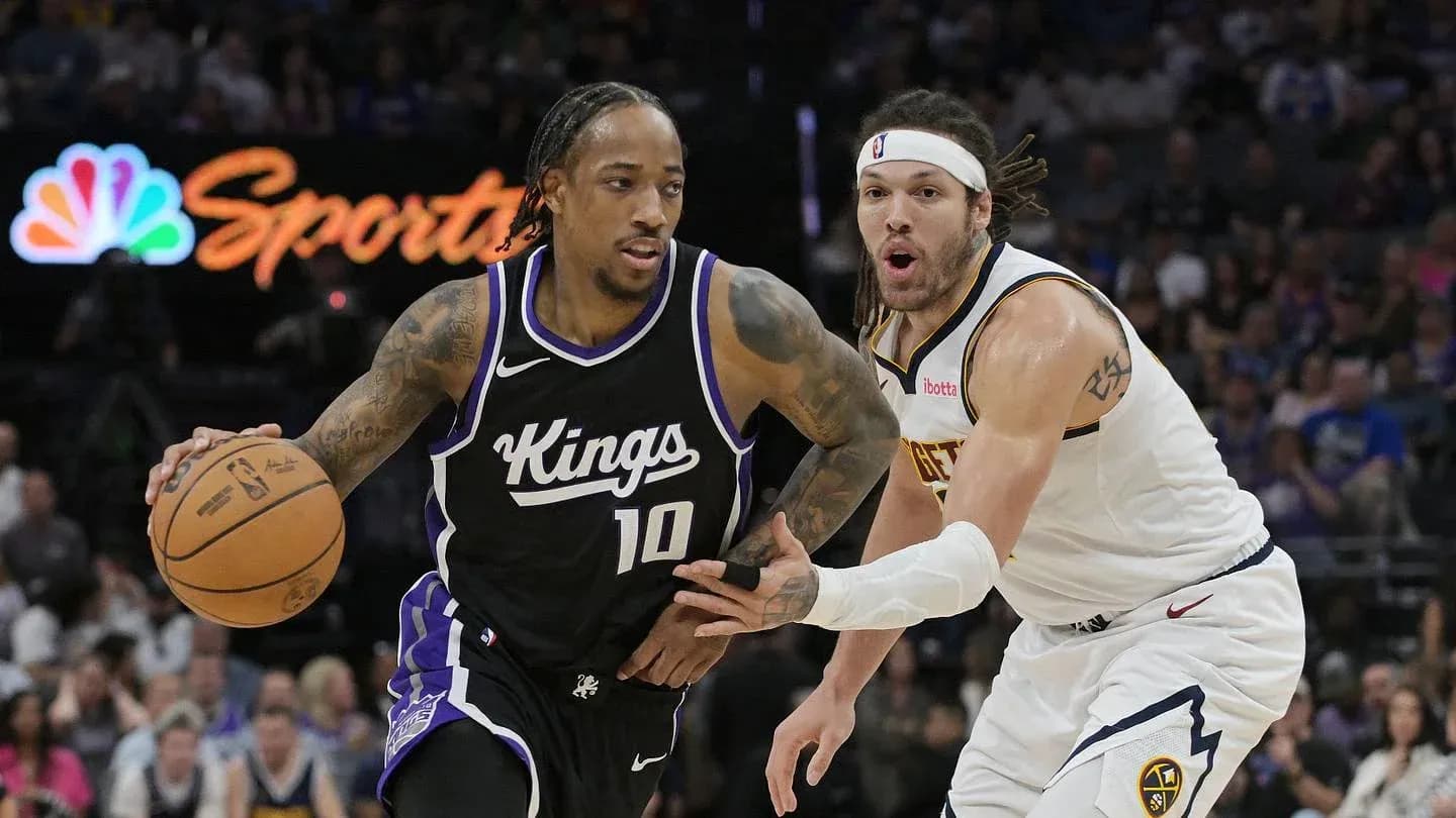 Jugador de los Kings driblando mientras es defendido