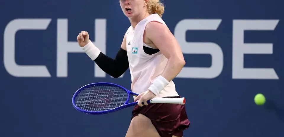 Jugadora de tenis celebrando un punto en la cancha