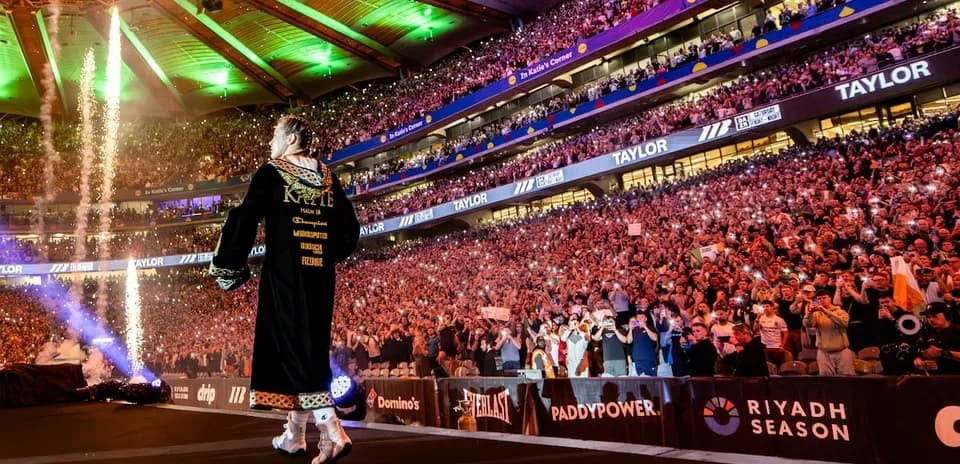 Katie Taylor entrando al ring ante una multitud animada