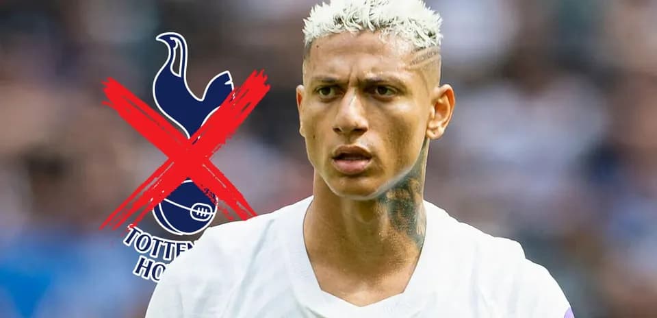 Jugador con cabello rubio en uniforme de fútbol