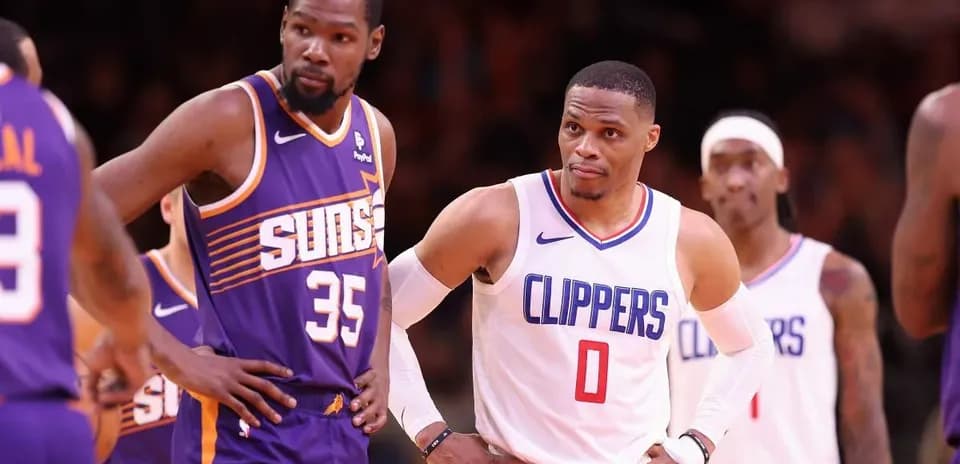 Jugadores de Clippers y Suns en la cancha