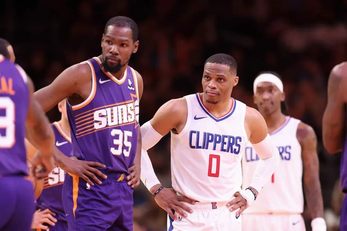 Jugadores de Clippers y Suns en la cancha