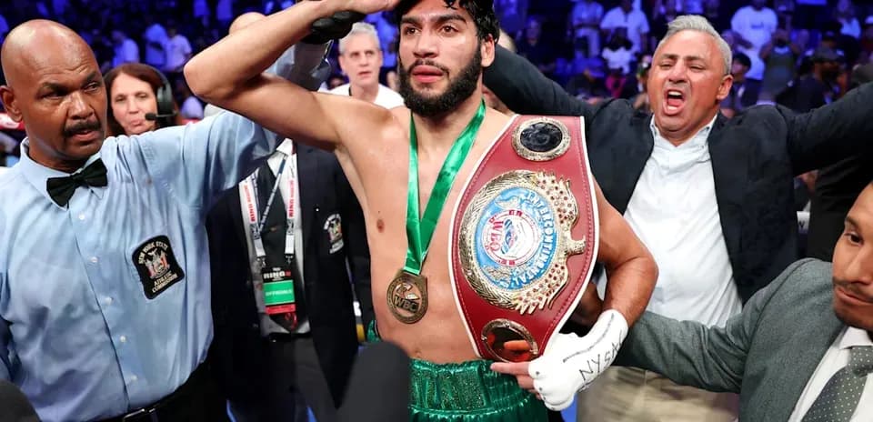 Boxeador con cinturón WBO celebrando victoria