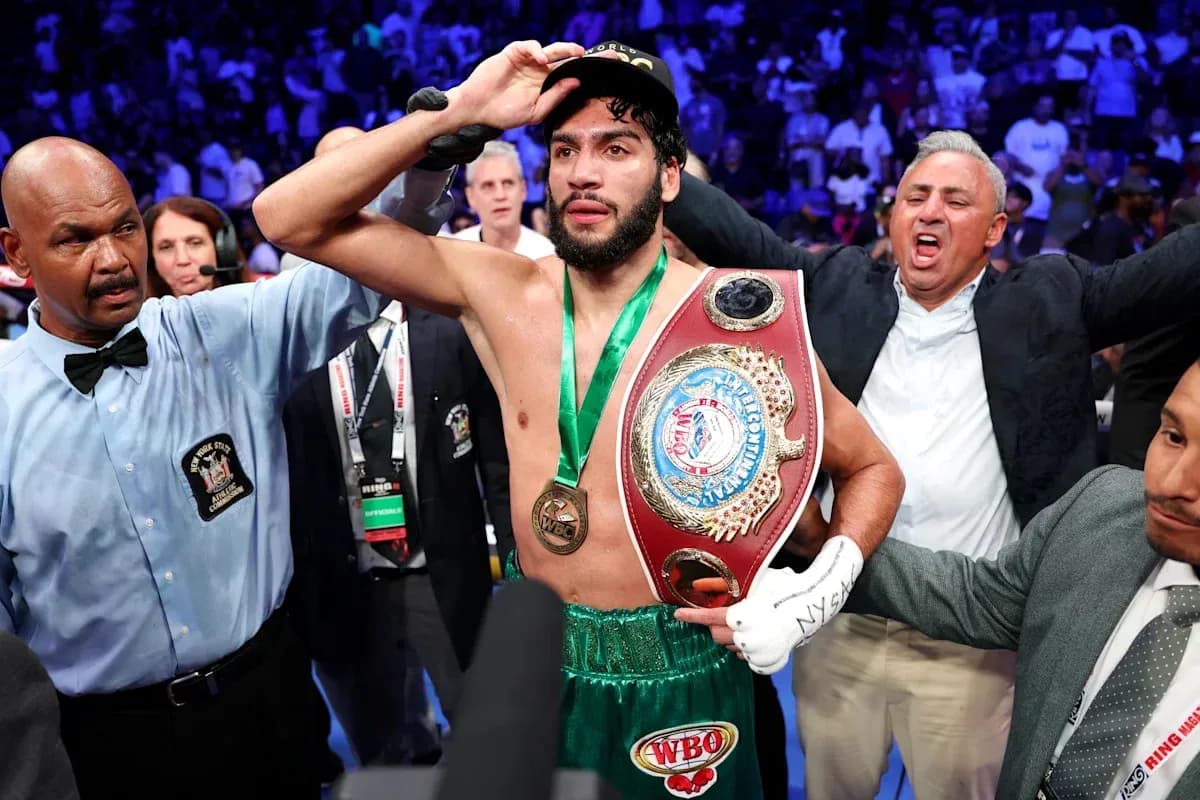 Boxeador con cinturón WBO celebrando victoria