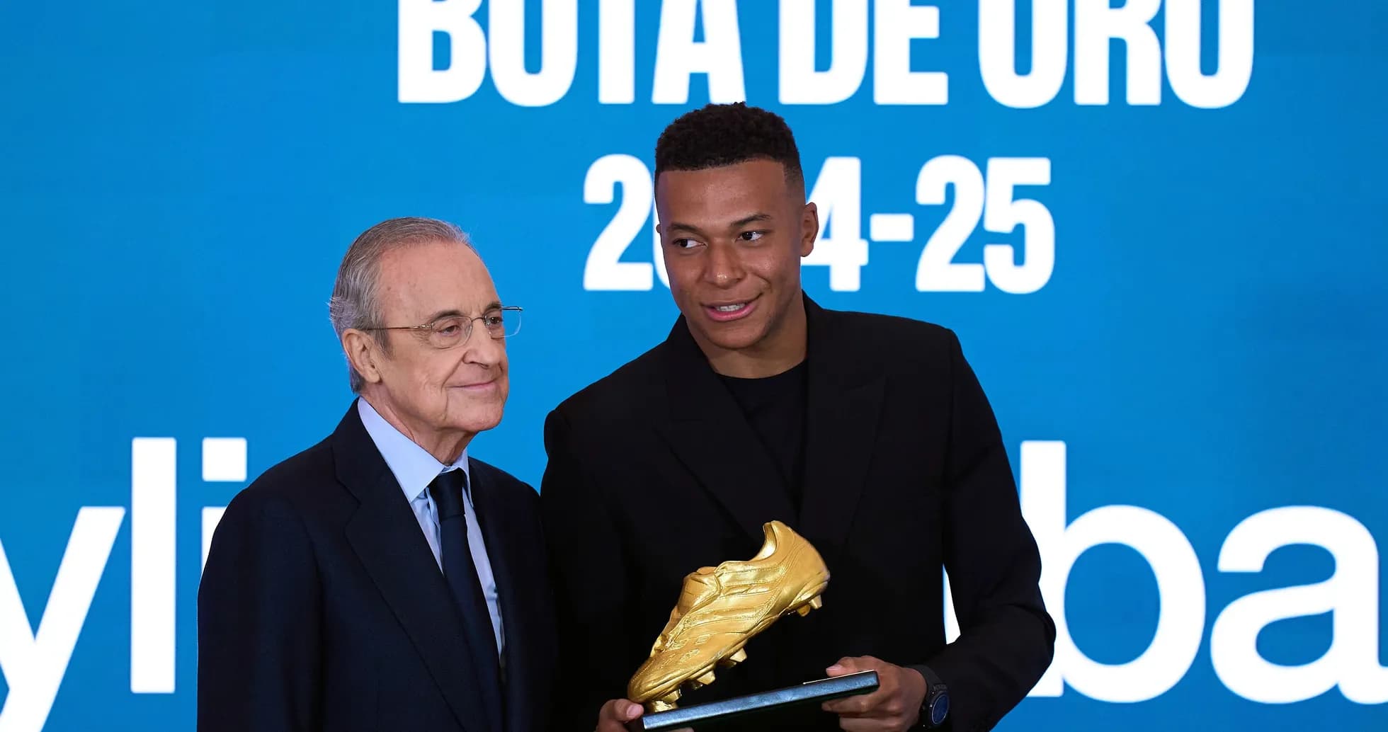 Jugador recibiendo la Bota de Oro en ceremonia