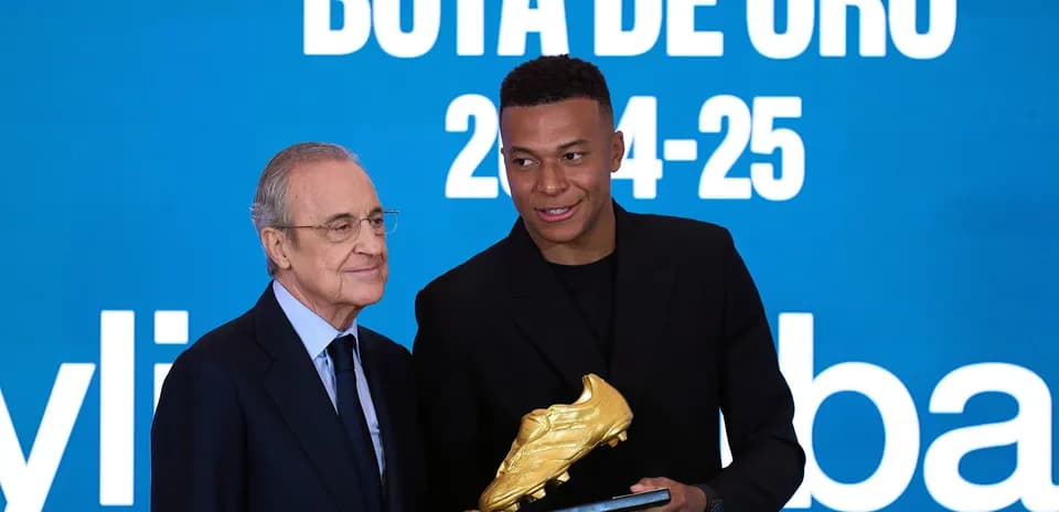 Jugador recibiendo la Bota de Oro en ceremonia